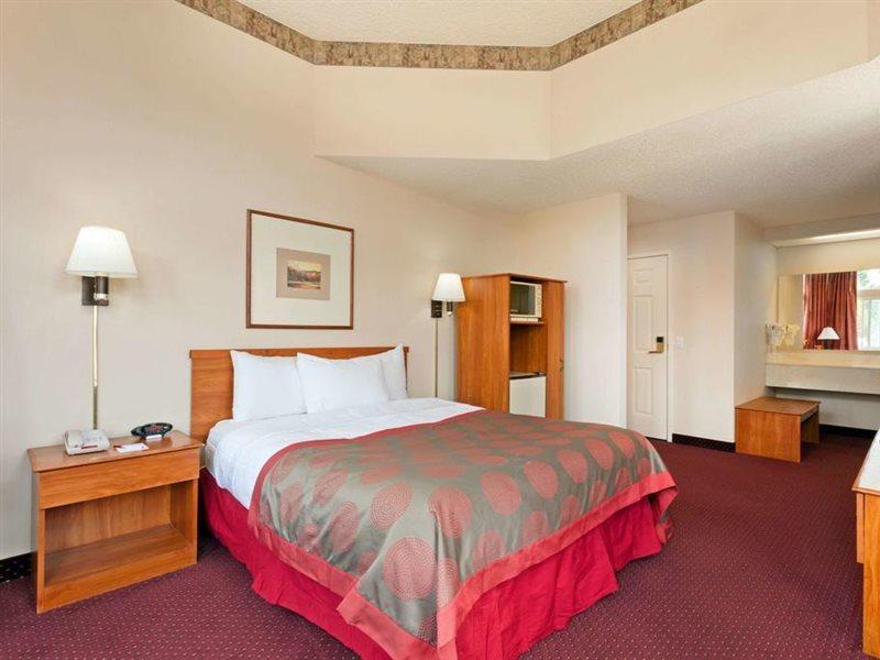 Отель Ramada Limited Airport Таквила Экстерьер фото